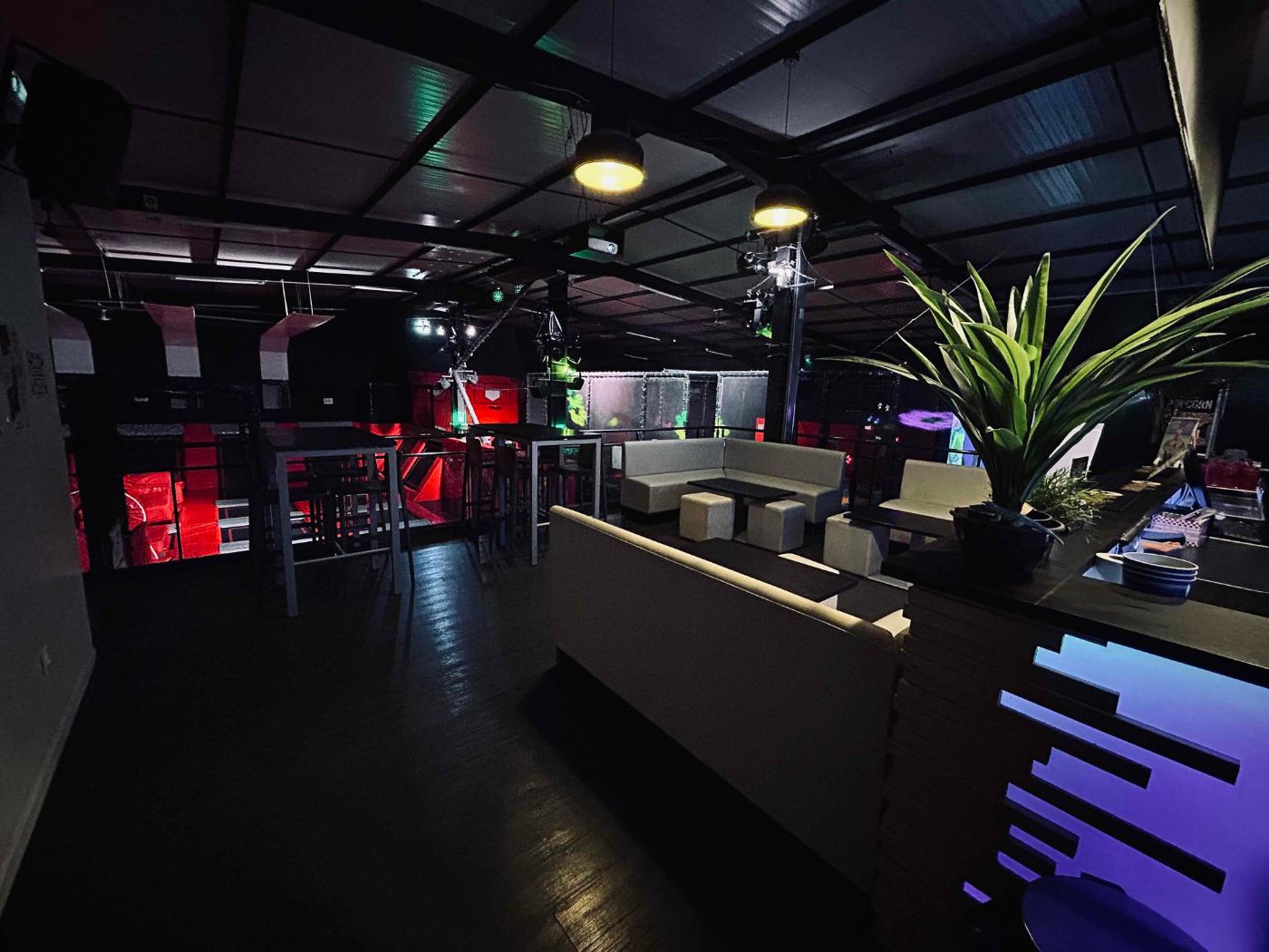 Le bar du Jump Park avec vue sur les trampolines