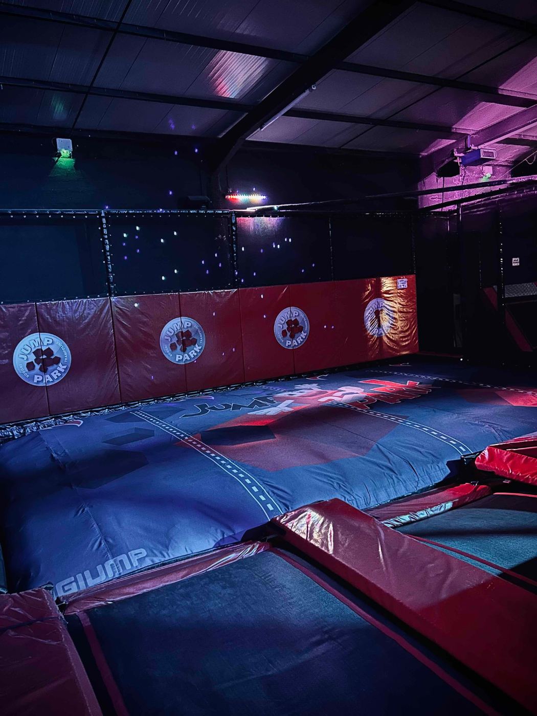 Plateforme de saut et airbag géant du Jump Park