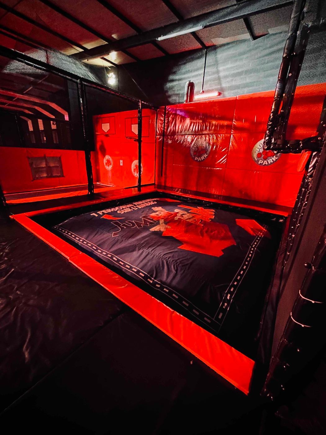 Terrain de balle aux prisonniers sur trampolines du Jump Park