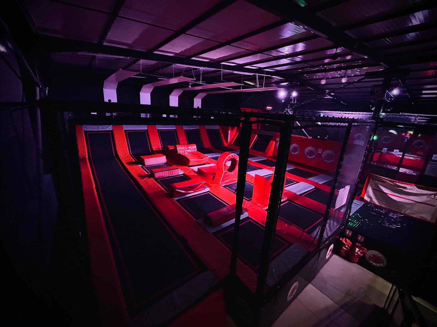 Vue d ensemble de la salle de trampolines du Jump Park